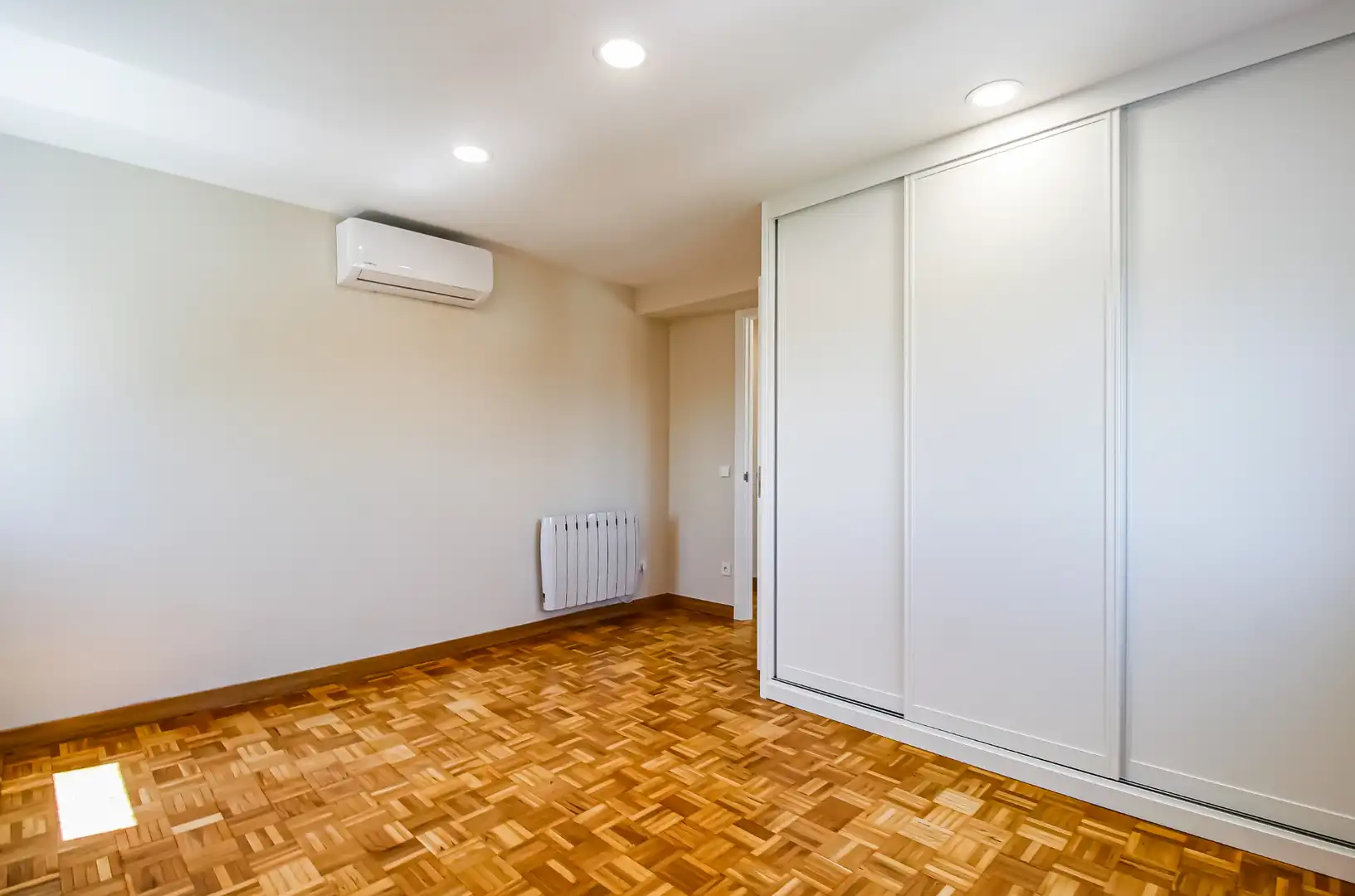 Bedroom of Flat for rent in Madrid  with Air Conditioner, Heating and Storage room