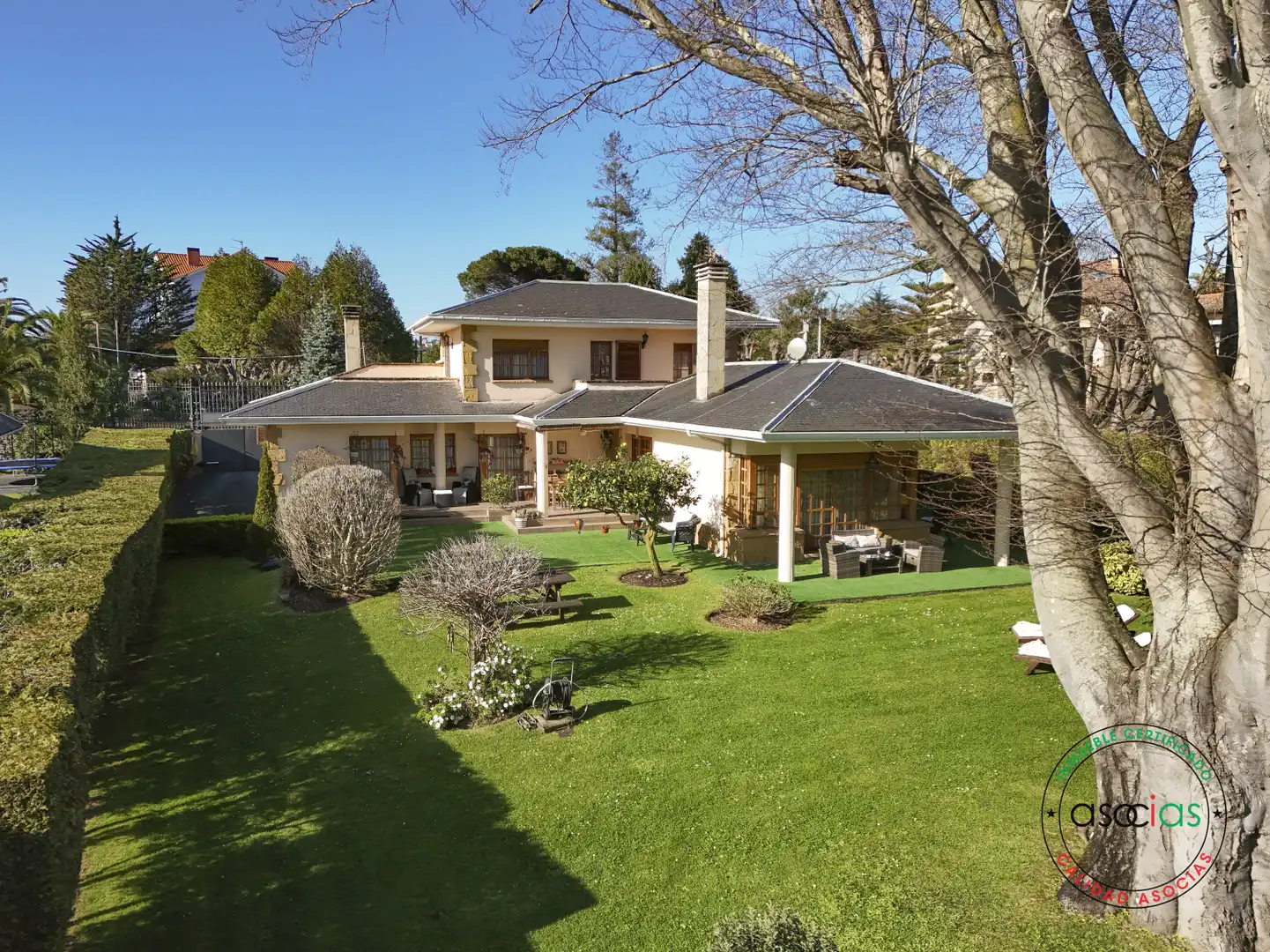 House with garden for sale in Somió - AV PROFESOR PEREZ PIMENTEL 714