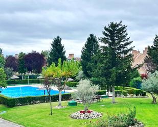 Jardí de Casa adosada en venda en Boadilla del Monte amb Aire condicionat, Terrassa i Balcó