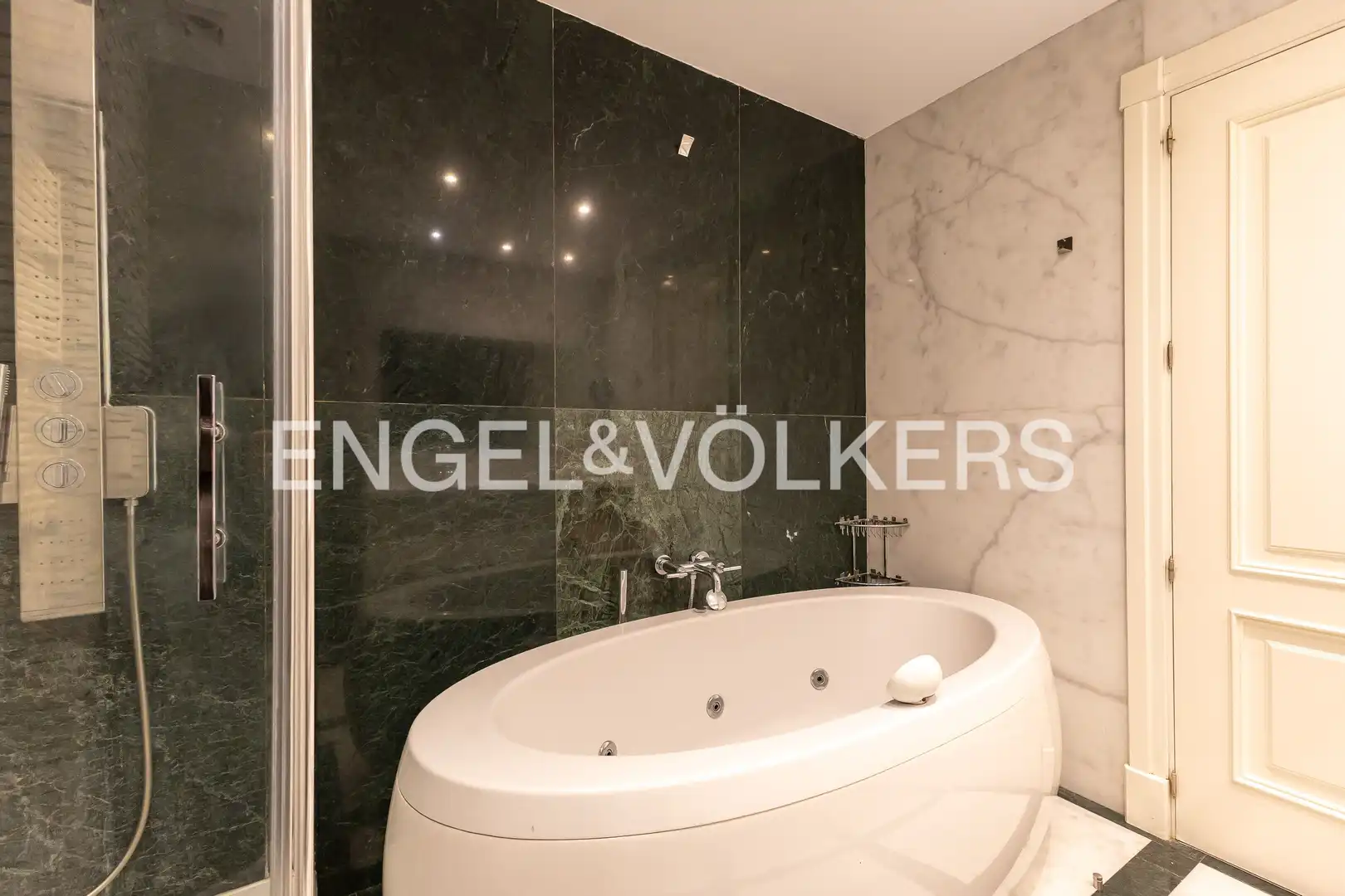 Bathroom of Flat for rent in Madrid  with Air Conditioner, Heating and Parquet flooring