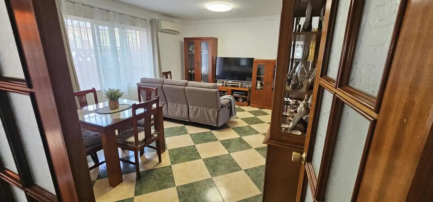 Sala d'estar de Casa adosada en venda en Málaga amb Aire condicionat i Terrassa