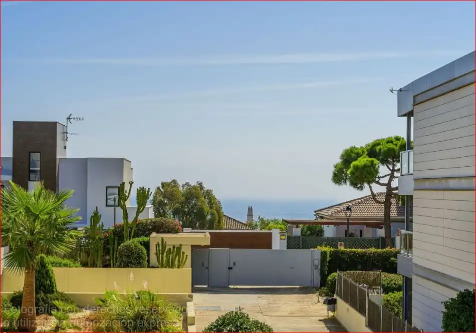Außenansicht von Wohnung zum Verkauf in Manilva mit Klimaanlage, Heizung und Privatgarten