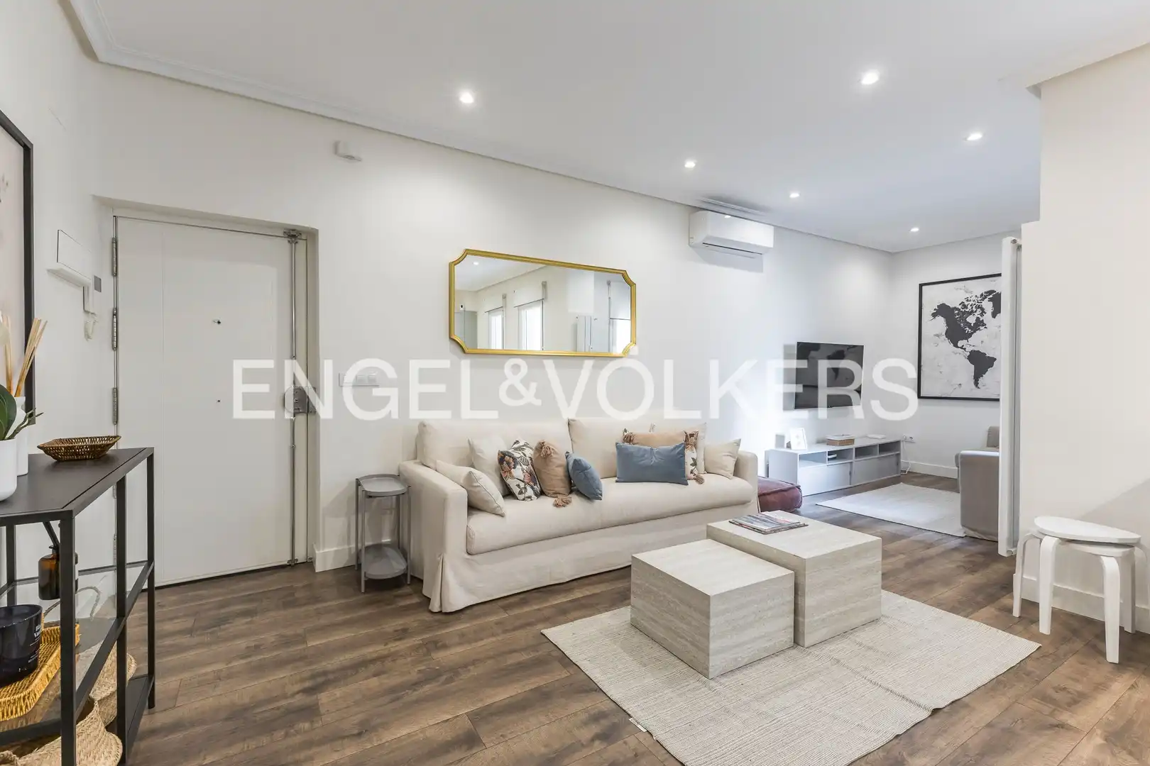 Living room of Flat for rent in Madrid  with Air Conditioner, Heating and Furnished