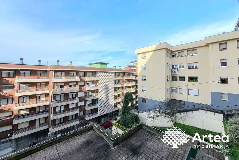 Vista exterior de Pis en venda en Bilbao  amb Calefacció, Jardí privat i Terrassa