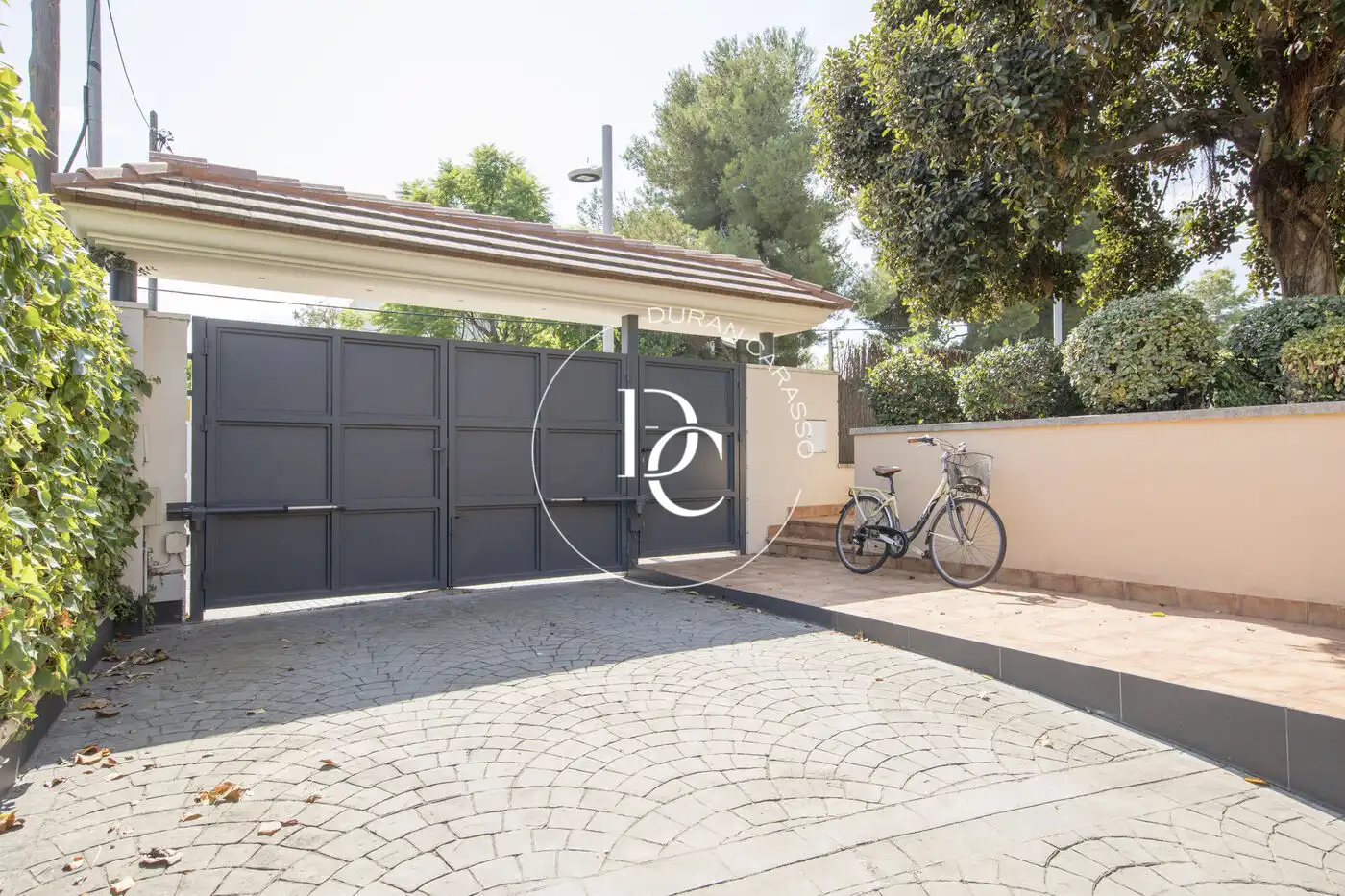 Vista exterior de Casa o xalet de lloguer en Sitges amb Aire condicionat, Calefacció i Jardí privat