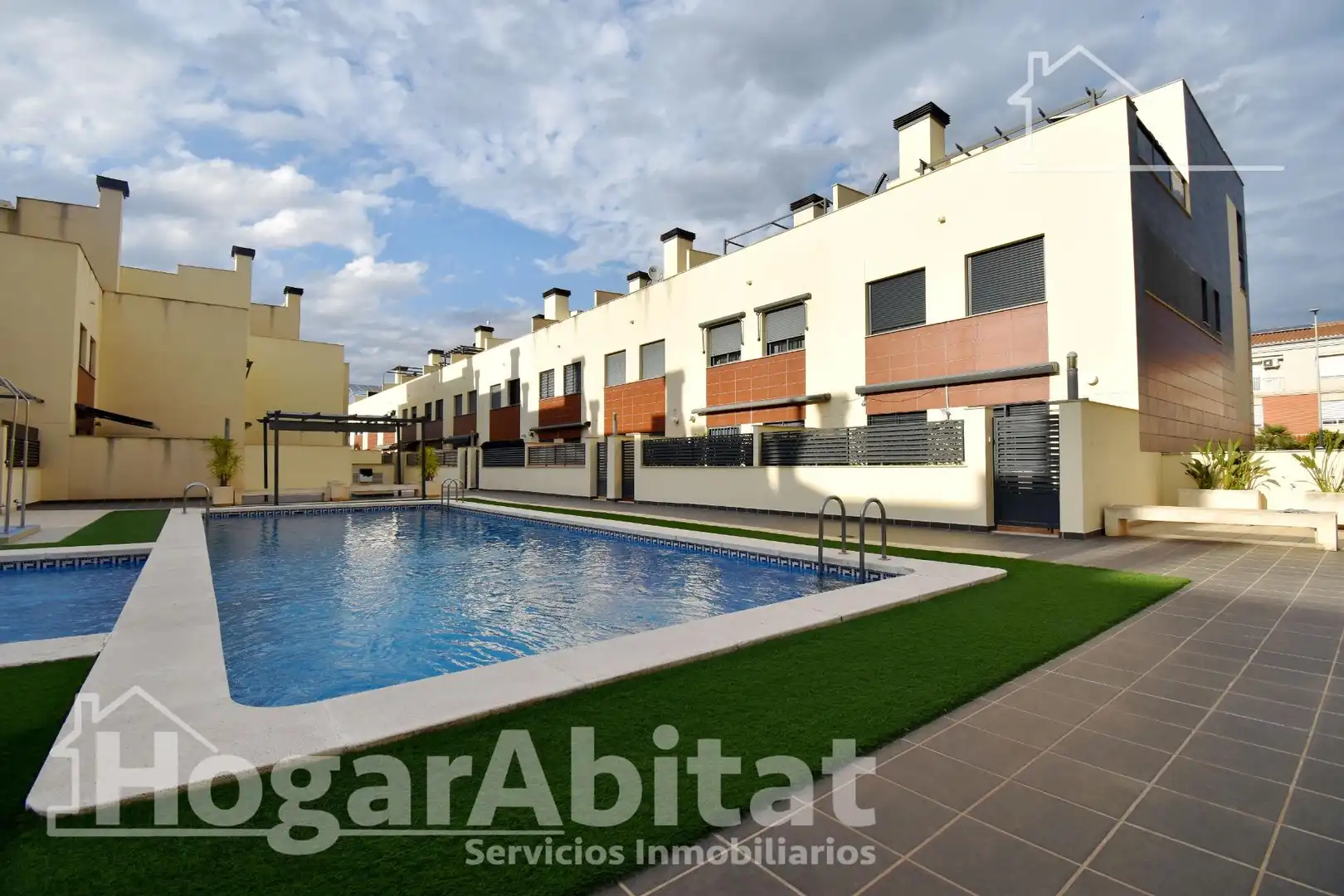 Vista exterior de Casa adosada en venda en Castellón de la Plana / Castelló de la Plana amb Aire condicionat, Terrassa i Balcó