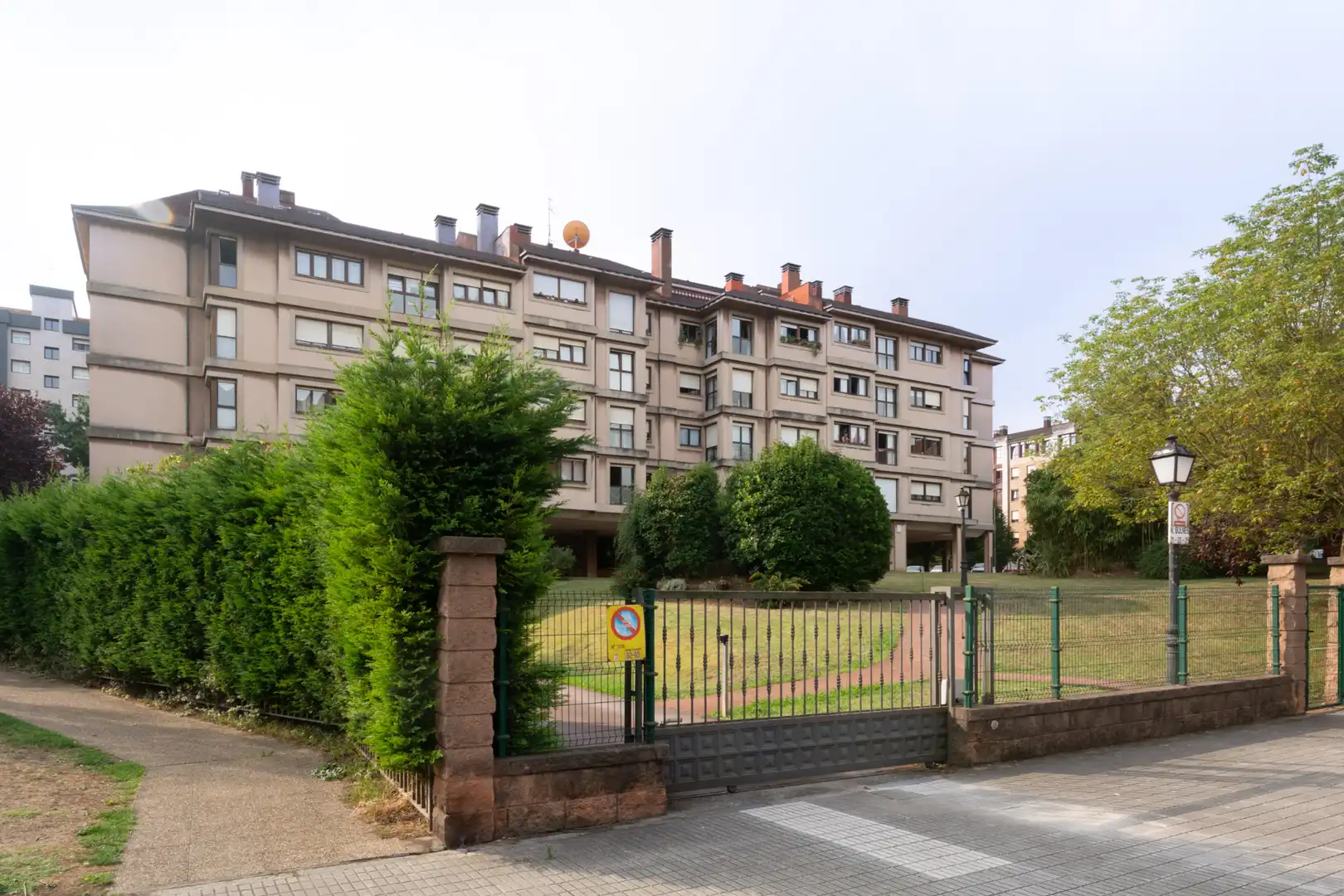 Vista exterior de Casa o xalet en venda en Gijón  amb Calefacció, Jardí privat i Traster
