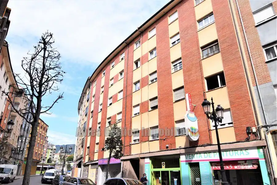 Vista exterior de Pis de lloguer en Oviedo  amb Calefacció, Traster i Moblat