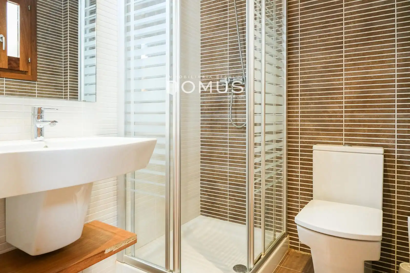 Bathroom of Houses for sale in Besalú  with Air Conditioner, Heating and Parquet flooring