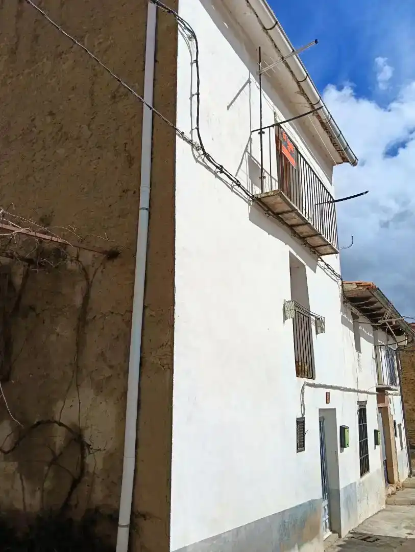 Vista exterior de Casa adosada en venda en La Iglesuela del Cid