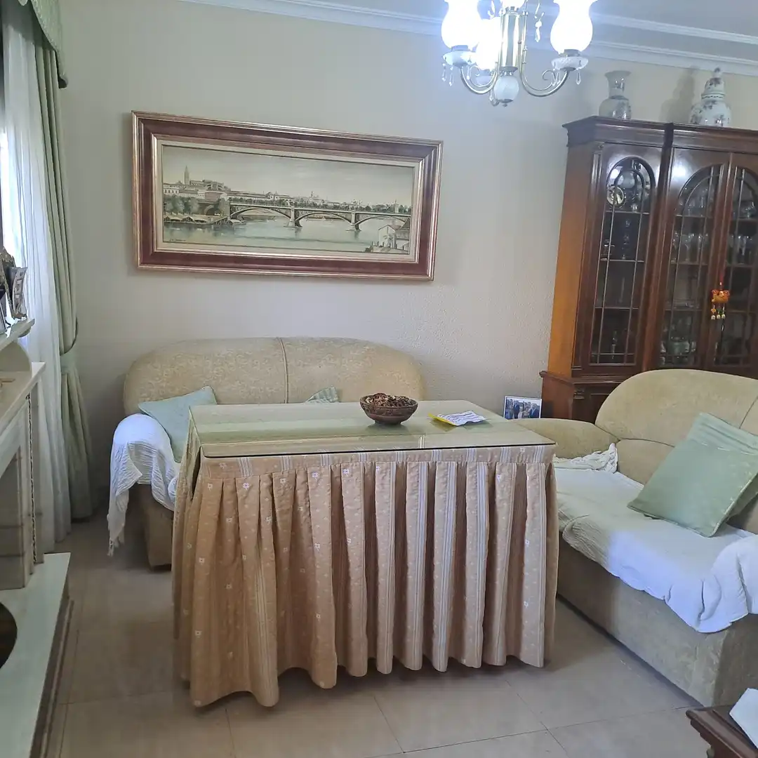 Sala d'estar de Casa adosada en venda en Dos Hermanas amb Aire condicionat, Traster i Piscina comunitària