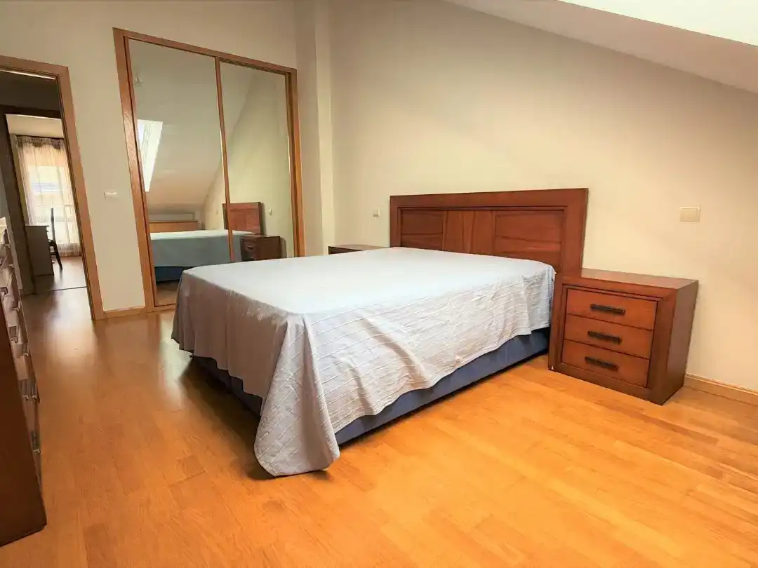 Schlafzimmer von Dachboden zur Miete in Zaratán mit Schwimmbad