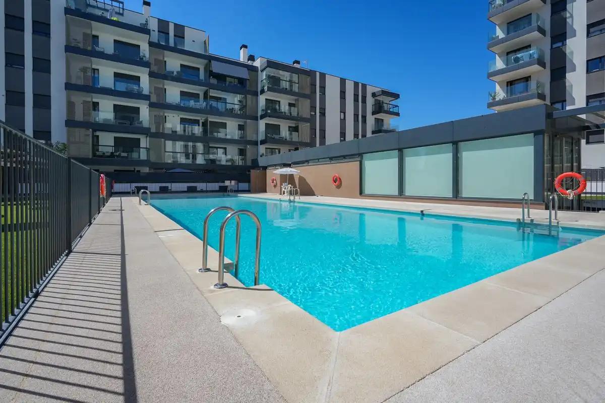 Piscina de Ático en venta en Alcalá de Henares con Aire acondicionado, Calefacción y Jardín privado