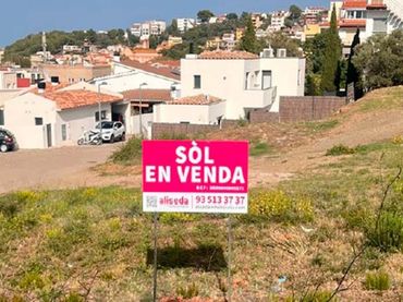 Terreno residencial en venta en calle Esplanes