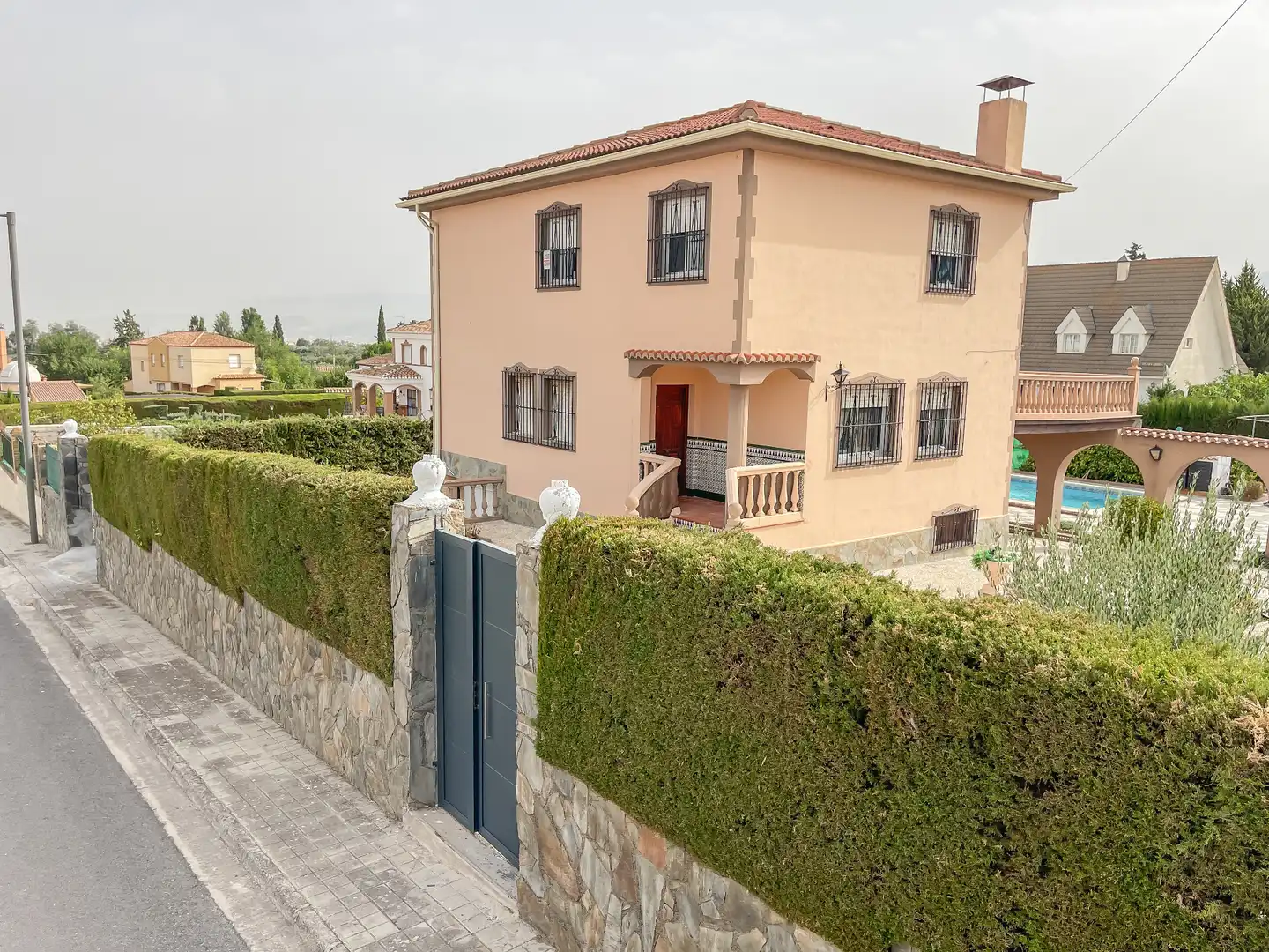 Vista exterior de Casa o xalet en venda en Villa de Otura amb Jardí privat, Terrassa i Piscina