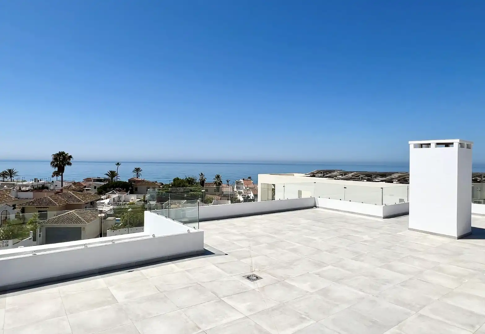 Terrasse von Haus oder Chalet zum Verkauf in Marbella mit Klimaanlage, Heizung und Privatgarten