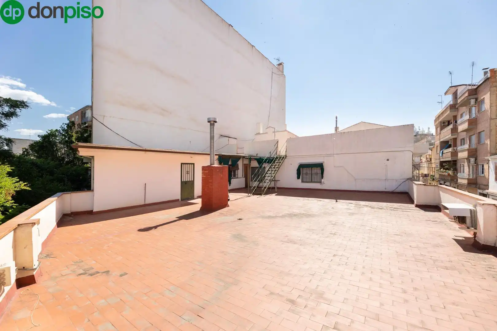 Außenansicht von Gebäude zum Verkauf in Granada