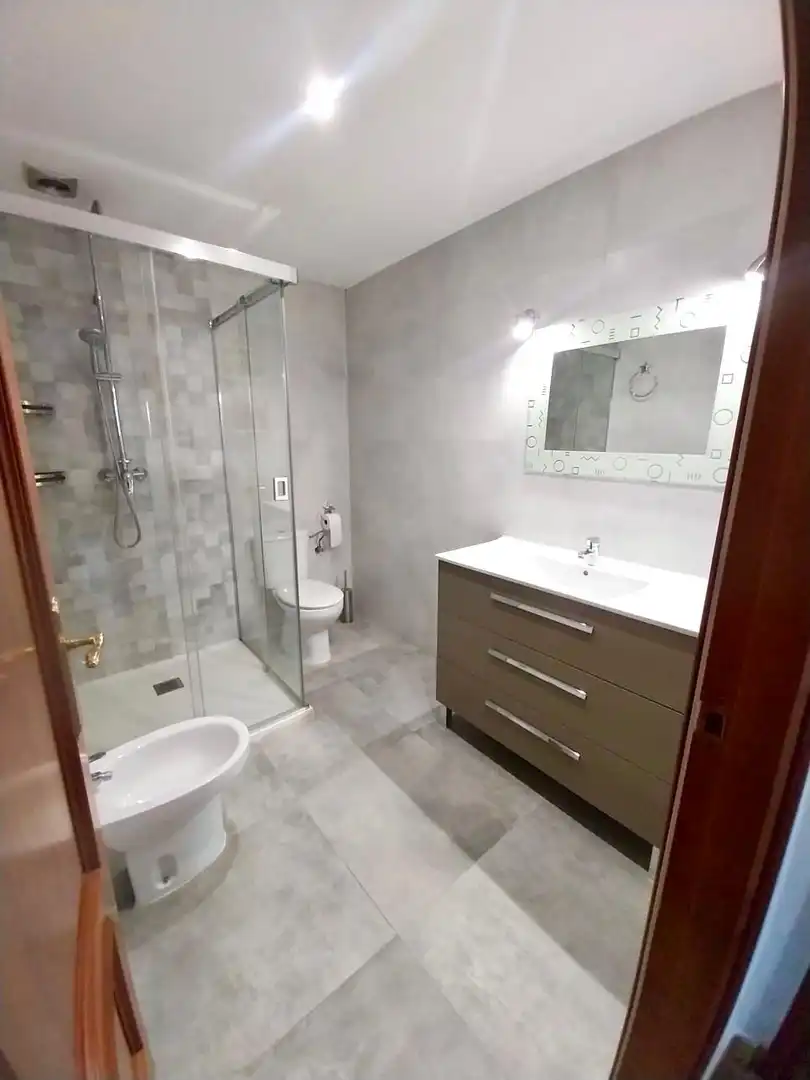 Bany de Casa o xalet en venda en Córdoba amb Aire condicionat, Terrassa i Moblat