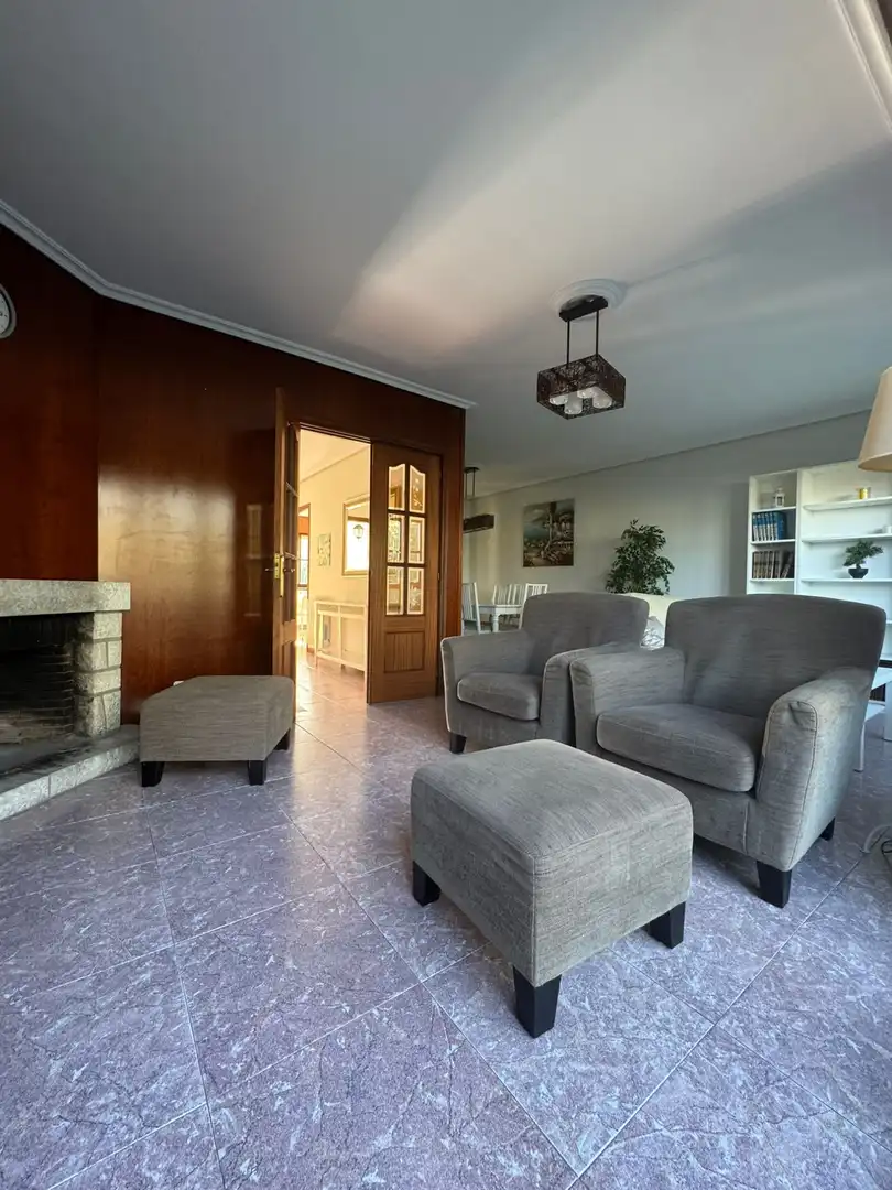 Sala d'estar de Casa adosada en venda en Polanco amb Calefacció, Jardí privat i Parquet