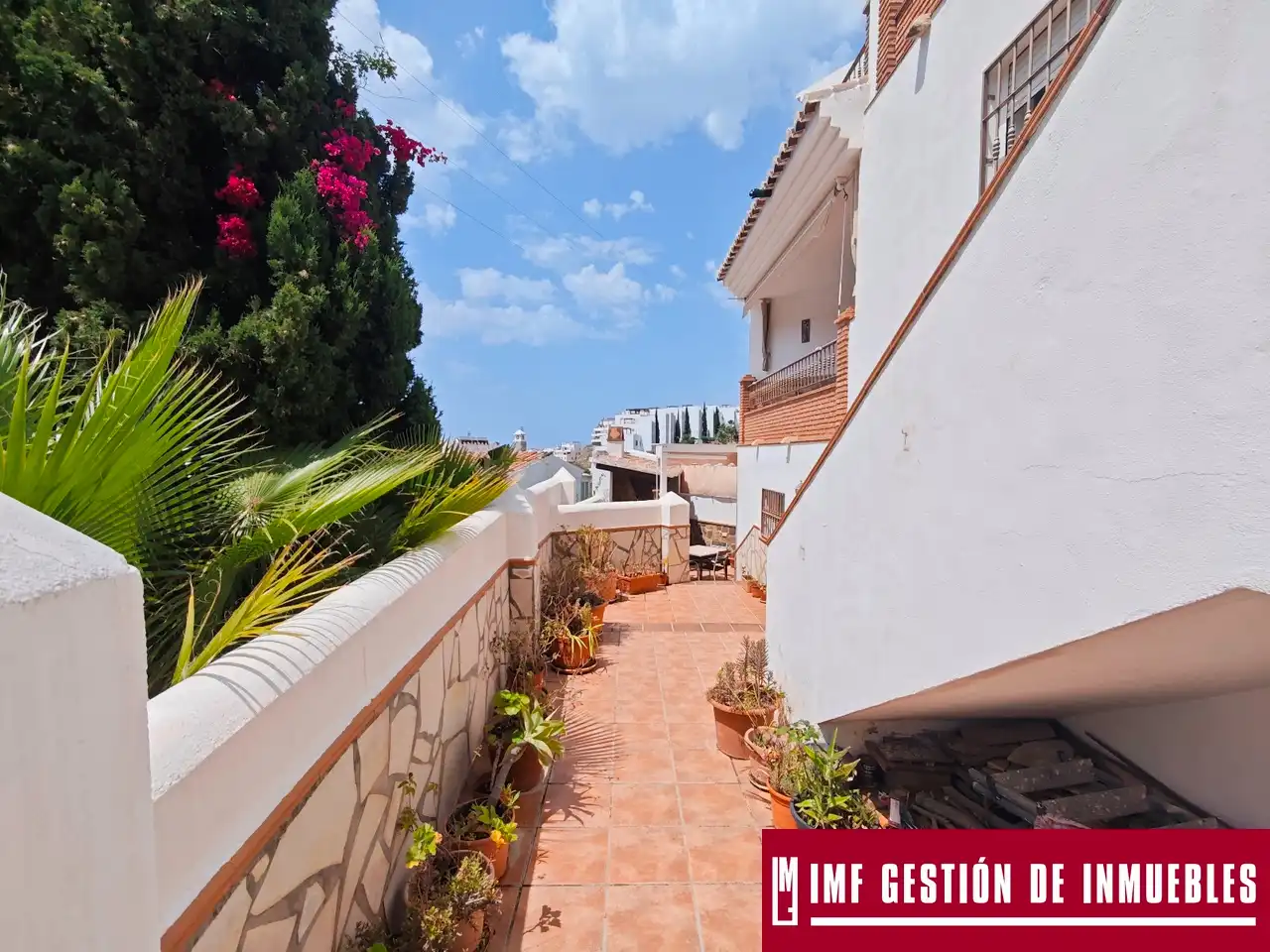 Vista exterior de Casa o chalet en venta en Nerja con Jardín privado, Terraza y Piscina comunitaria