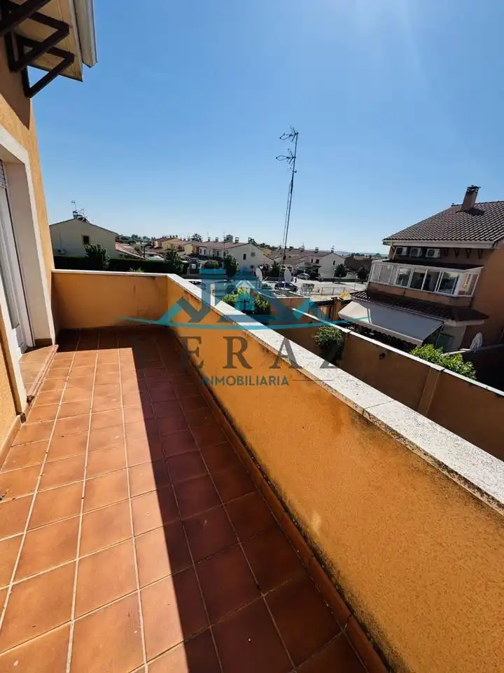 Vista exterior de Casa o xalet en venda en Talavera de la Reina amb Aire condicionat, Calefacció i Jardí privat