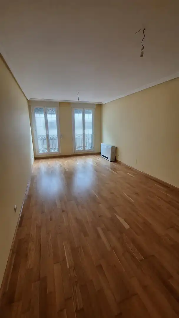 Sala de estar de Piso en venta en Ponferrada con Calefacción, Parquet y Trastero