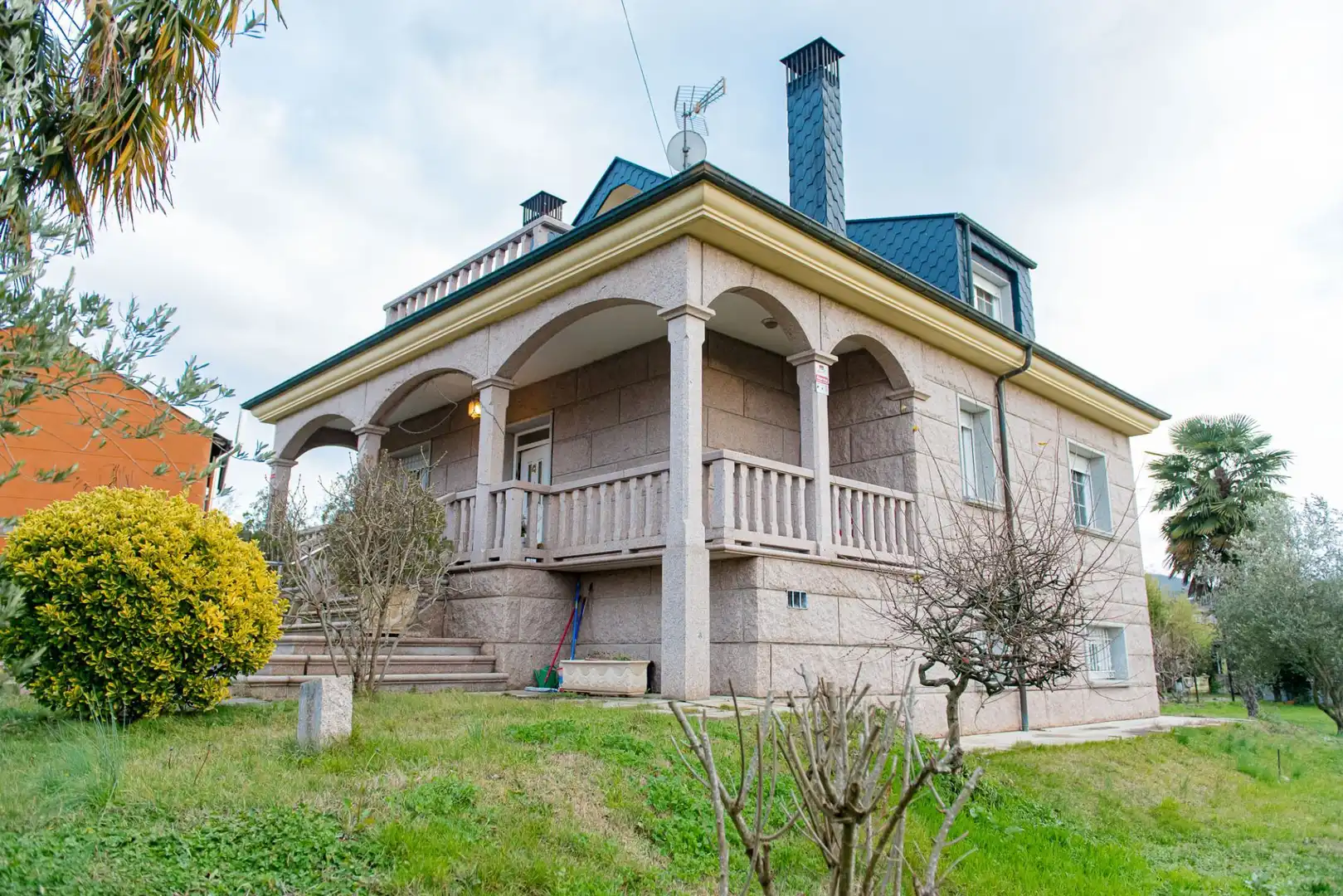 Vista exterior de Casa o chalet en venta en Ponferrada con Calefacción, Jardín privado y Terraza