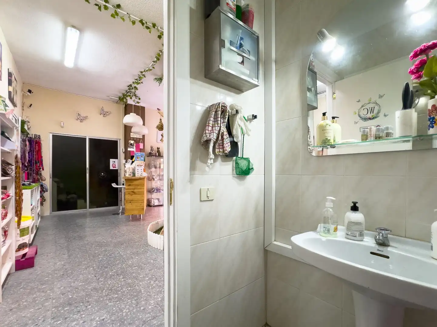 Baño de Local de alquiler en Santa Cruz de Tenerife con Aire acondicionado y Amueblado