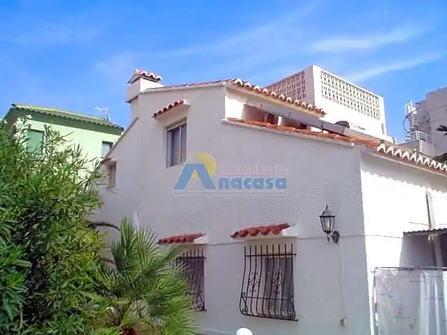 Vista exterior de Casa o xalet en venda en Oliva amb Jardí privat i Terrassa