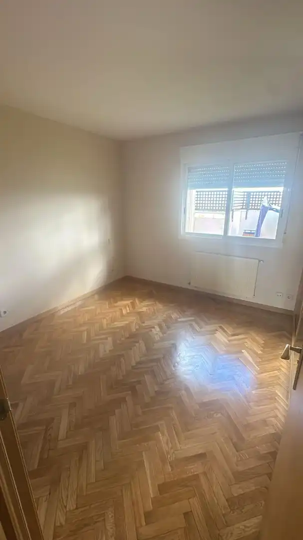 Habitación de Ático de alquiler en Madrid con Aire acondicionado, Calefacción y Jardín privado