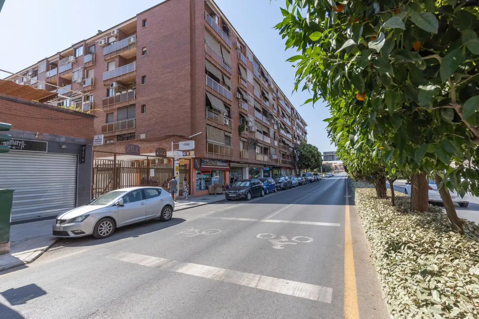 Vista exterior de Pis en venda en Granada amb Aire condicionat, Terrassa i Balcó