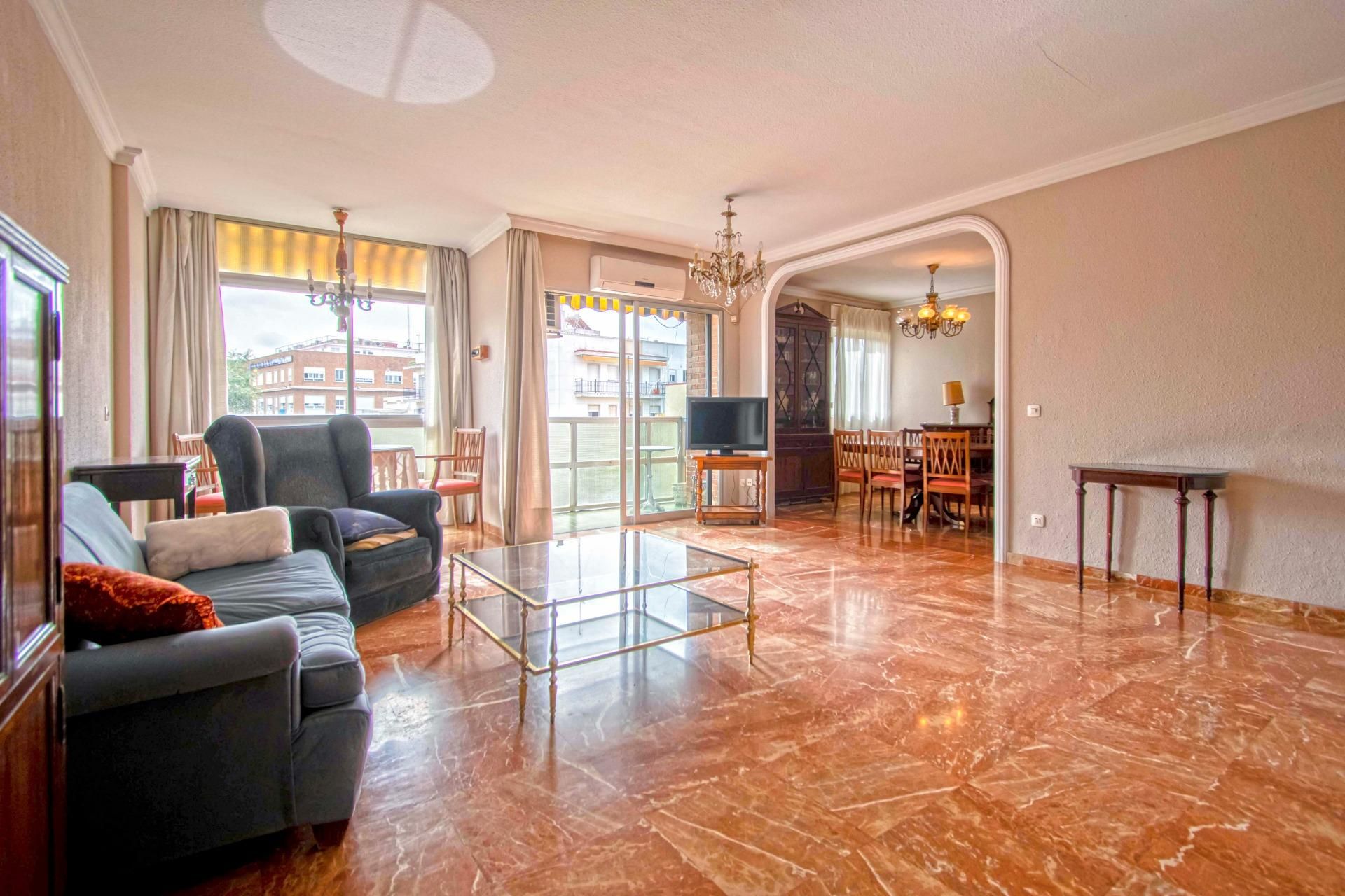 Sala d'estar de Pis en venda en  Sevilla Capital amb Parquet i Terrassa