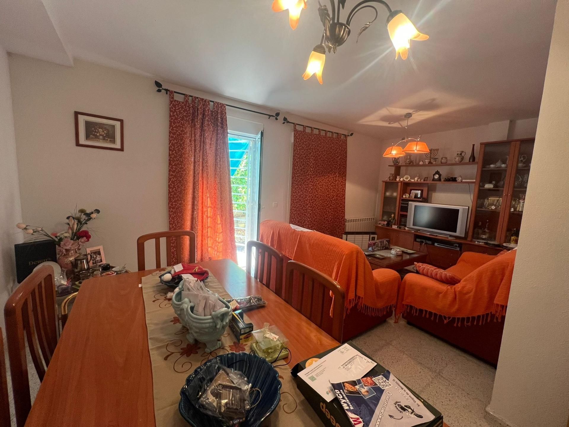 Sala d'estar de Casa adosada en venda en Cáceres Capital amb Calefacció
