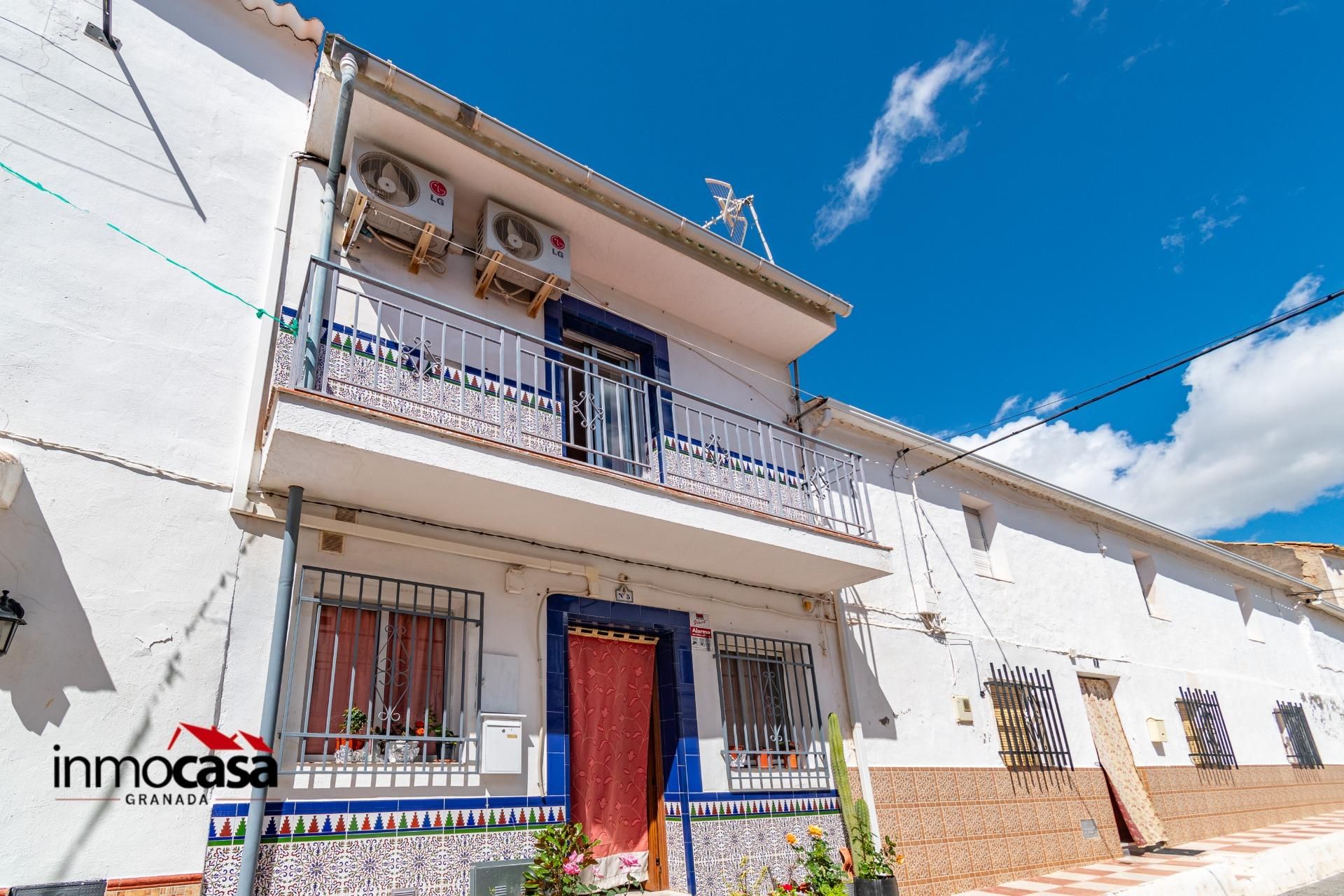 Exterior view of House or chalet for sale in Chimeneas  with Balcony