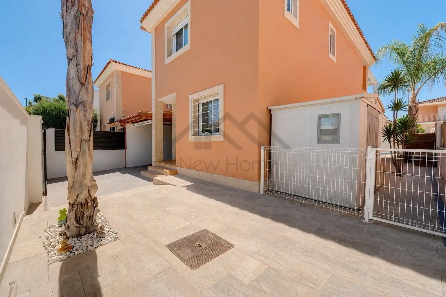 Vista exterior de Casa adosada en venda en La Pobla de Vallbona amb Aire condicionat, Calefacció i Jardí privat