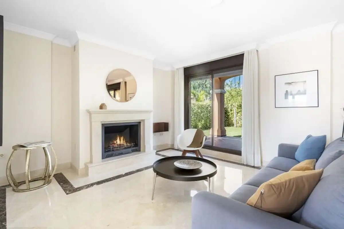 Sala de estar de Casa o chalet en venta en Estepona con Aire acondicionado, Jardín privado y Terraza