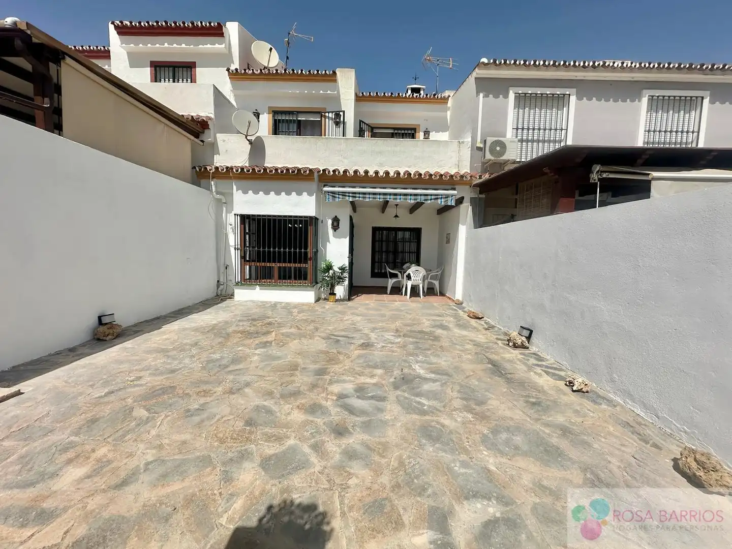 Vista exterior de Casa adosada de alquiler en Estepona con Terraza y Piscina comunitaria
