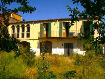 Casa rústica amb balcó en venda a Carrer Nou 2
