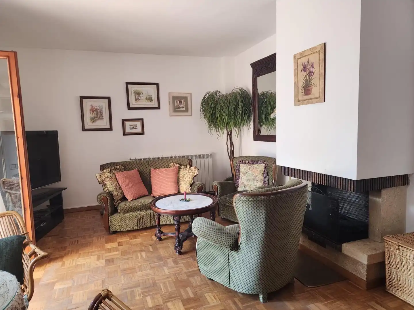 Sala de estar de Piso de alquiler en Jaca con Calefacción, Jardín privado y Parquet