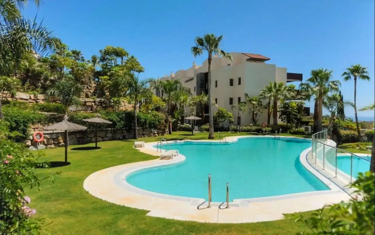 Piscina de Planta baixa de lloguer en Benahavís amb Aire condicionat, Terrassa i Moblat