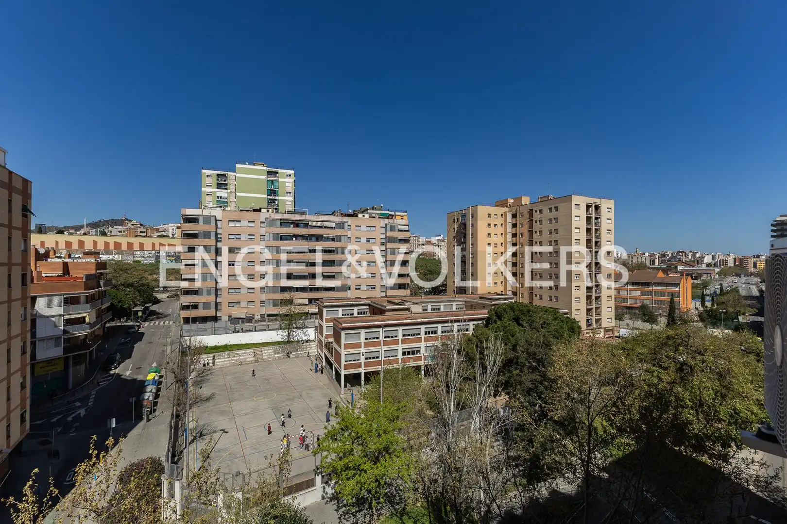 Vista exterior de Pis en venda en L'Hospitalet de Llobregat amb Aire condicionat, Calefacció i Parquet
