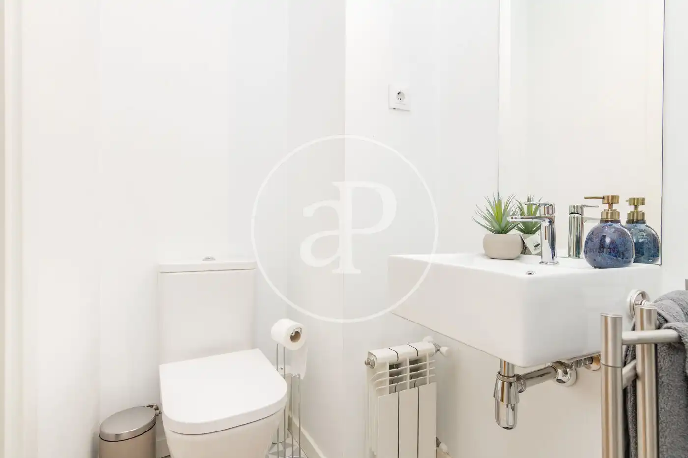 Bathroom of Flat for rent in Madrid  with Air Conditioner, Heating and Furnished