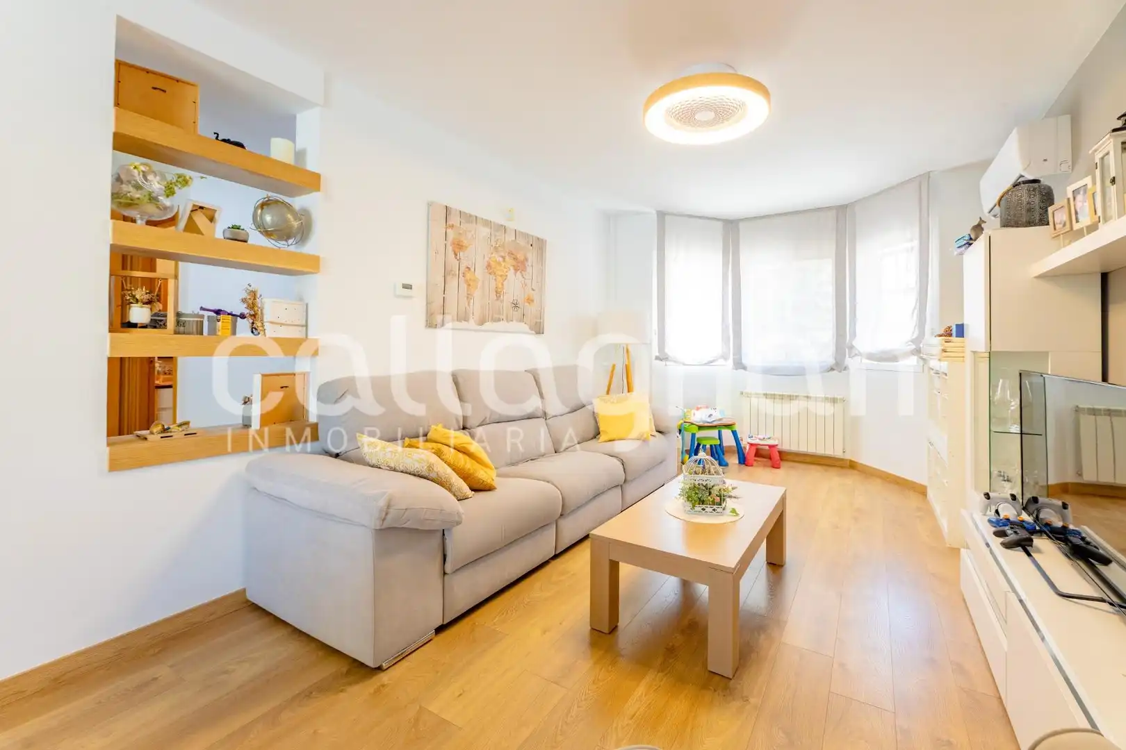 Sala d'estar de Casa adosada en venda en La Pobla de Vallbona amb Aire condicionat, Jardí privat i Terrassa