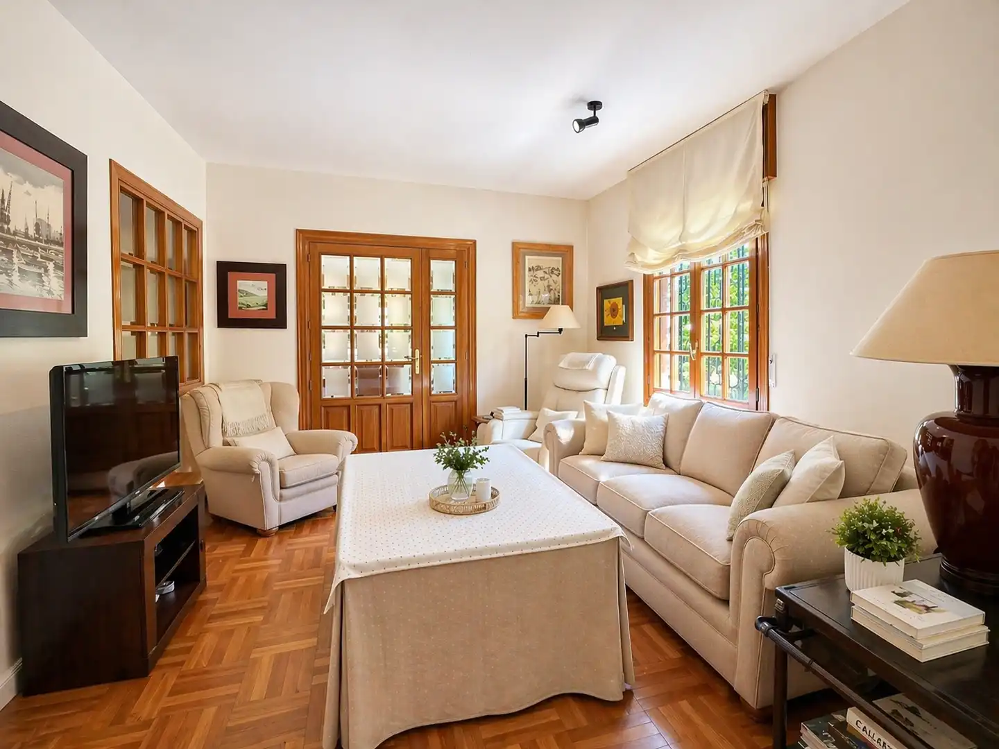 Sala d'estar de Casa o xalet en venda en Boadilla del Monte amb Calefacció, Jardí privat i Traster