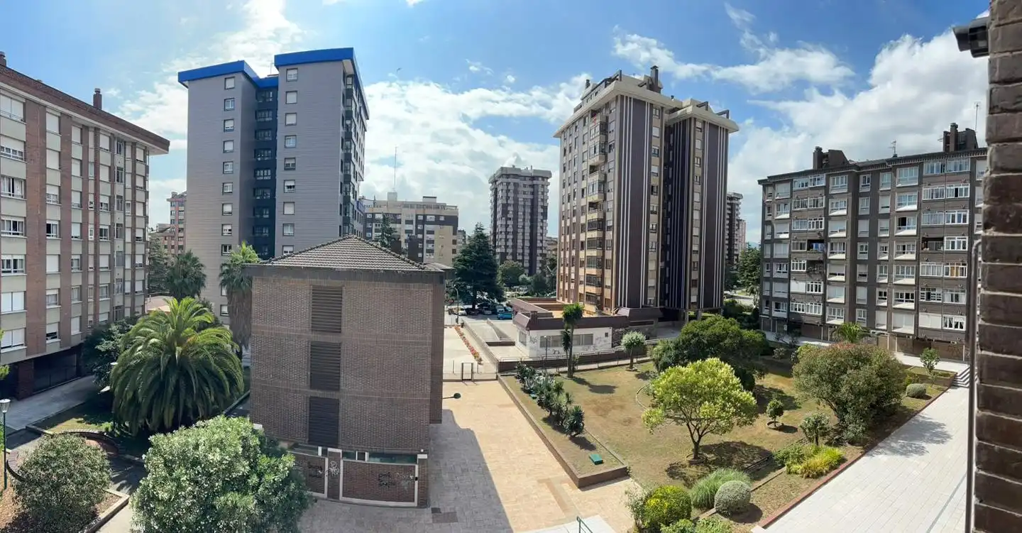 Vista exterior de Pis en venda en Gijón  amb Calefacció, Traster i Balcó