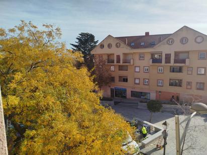 Vista exterior de Dúplex en venda en San Lorenzo de El Escorial amb Calefacció i Piscina comunitària