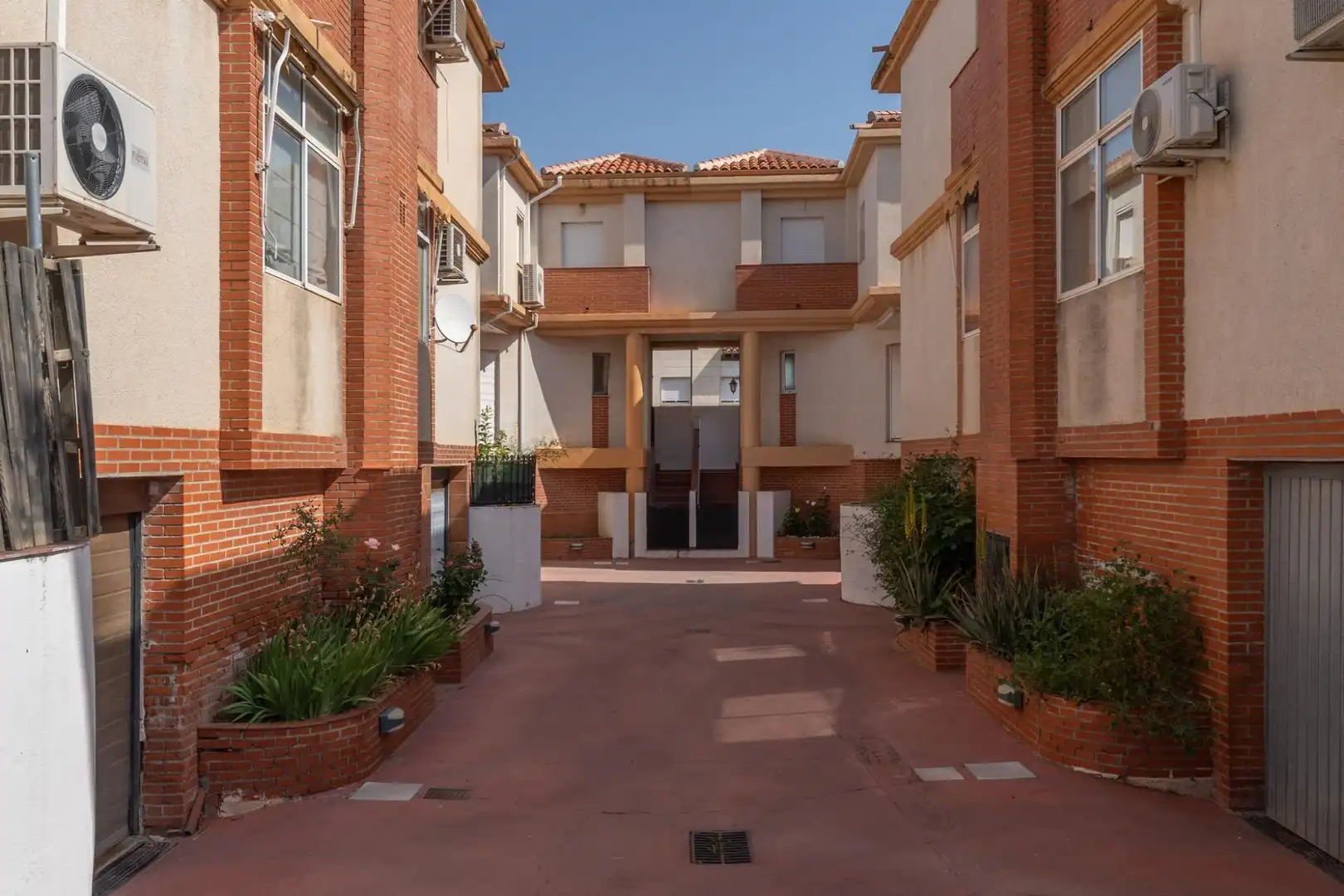 Vista exterior de Casa adosada en venta en Ogíjares con Aire acondicionado, Calefacción y Terraza