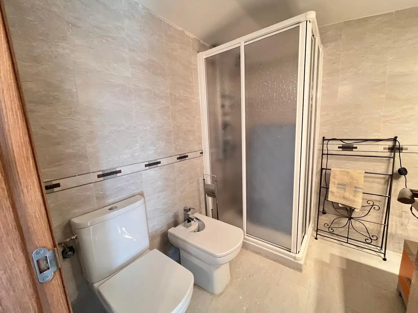 Badezimmer von Wohnung zum Verkauf in Los Navalmorales mit Klimaanlage und Heizung