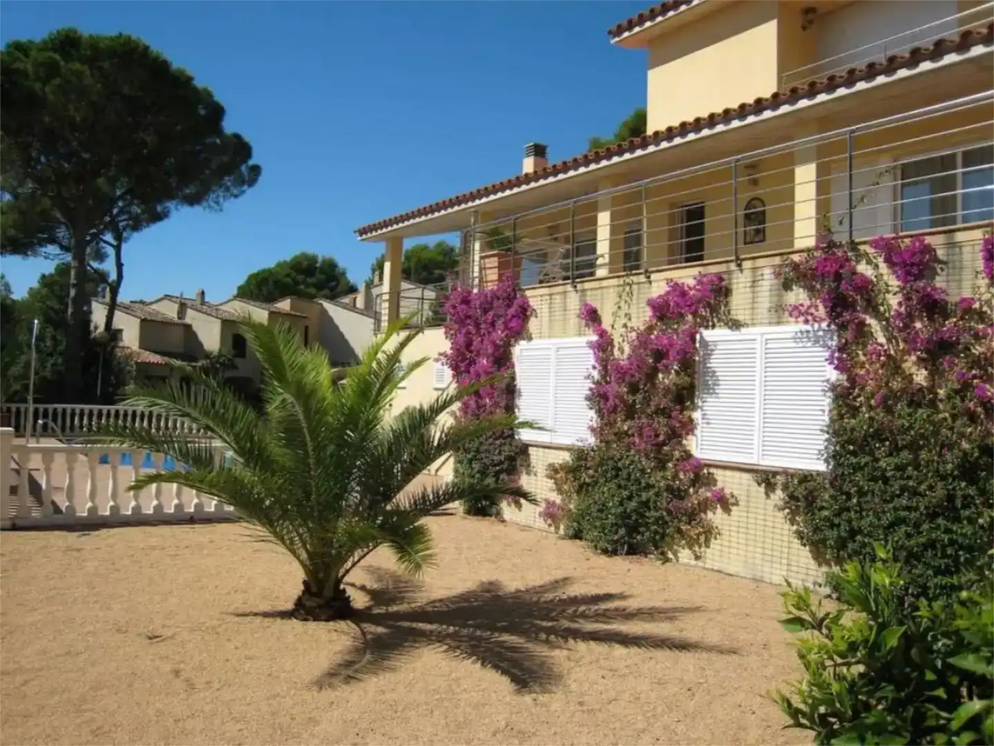 Außenansicht von Country house zur Miete in L'Estartit mit Klimaanlage, Schwimmbad und Balkon