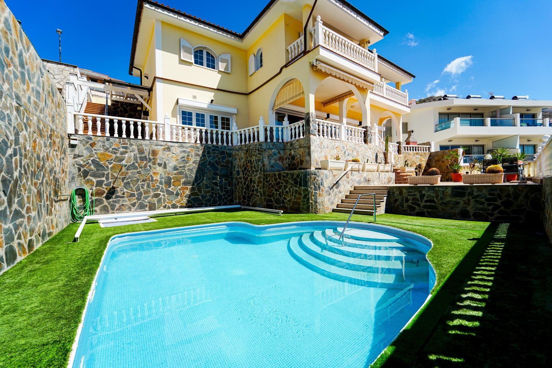 Piscina de Casa o xalet en venda en Mogán amb Jardí privat, Terrassa i Traster